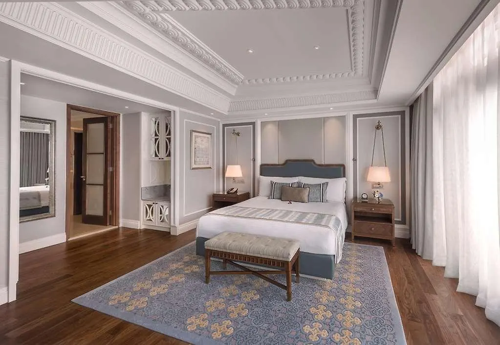 The Fullerton Hotel Singapore 5*,